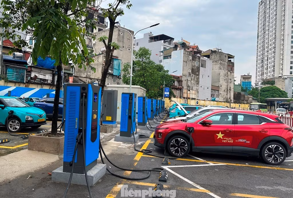 Hệ thống trạm sạc cho ô tô điện được lắp đặt và đưa vào sử dụng tại bến xe Giáp Bát.