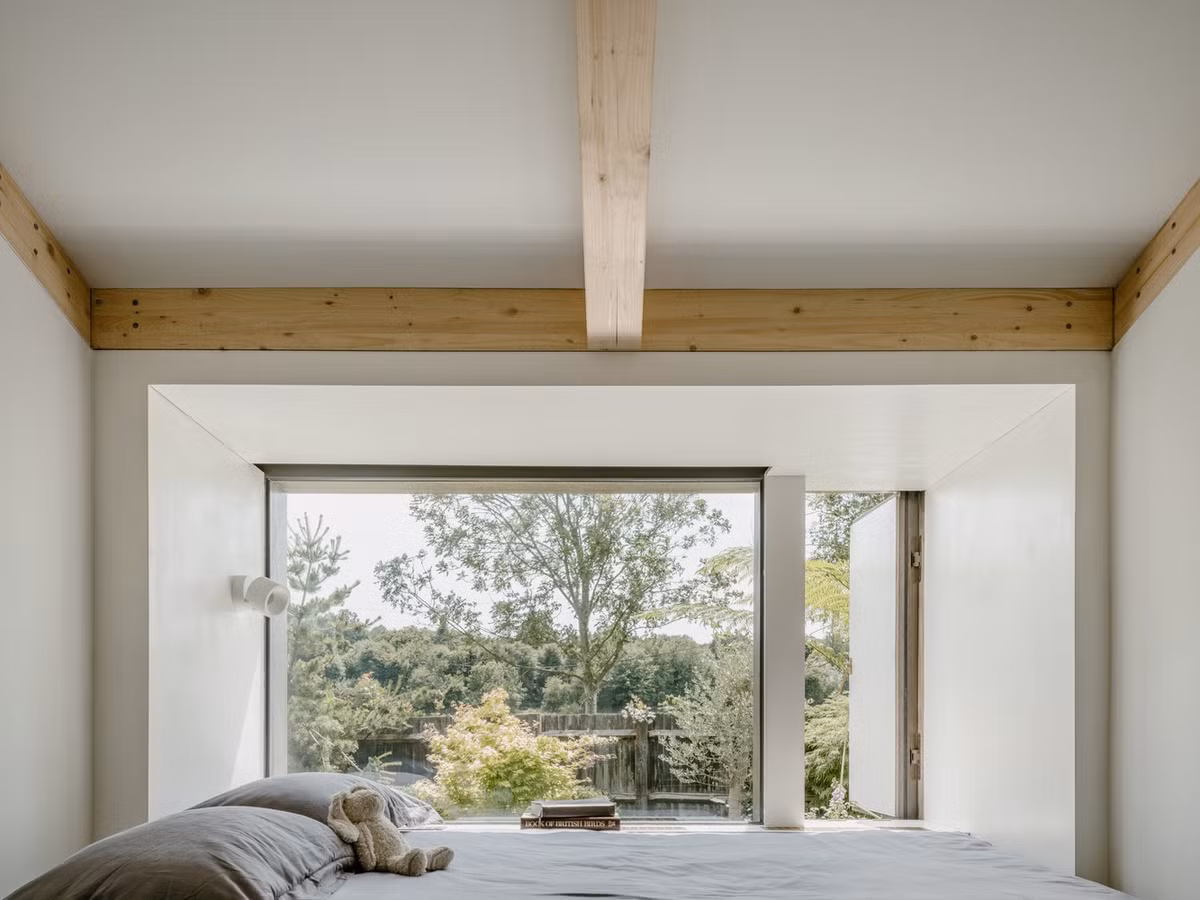 Cửa sổ lớn cung cấp tầm nhìn tuyệt đẹp ra mặt nước và cảnh quan xung quanh, tạo nên bầu không khí thanh bình. Ảnh: James Retief