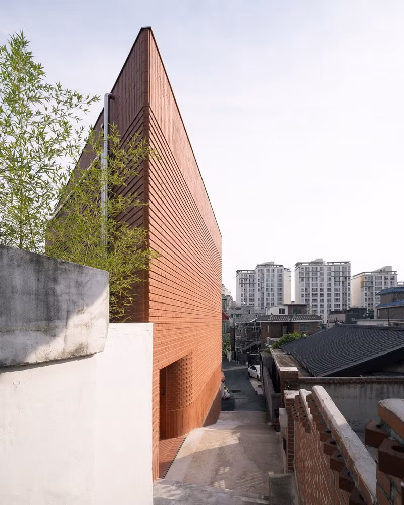 Vì vậy, ánh sáng mặt trời từ phía nam bị chặn lại, và bất kỳ cửa sổ nào hướng ra đường đều có nguy cơ bị hàng xóm nhìn thấy. Con đường hẹp cũng hạn chế lối ra vào, khiến việc xây dựng trở nên khó khăn. Ảnh: Joel Moritz