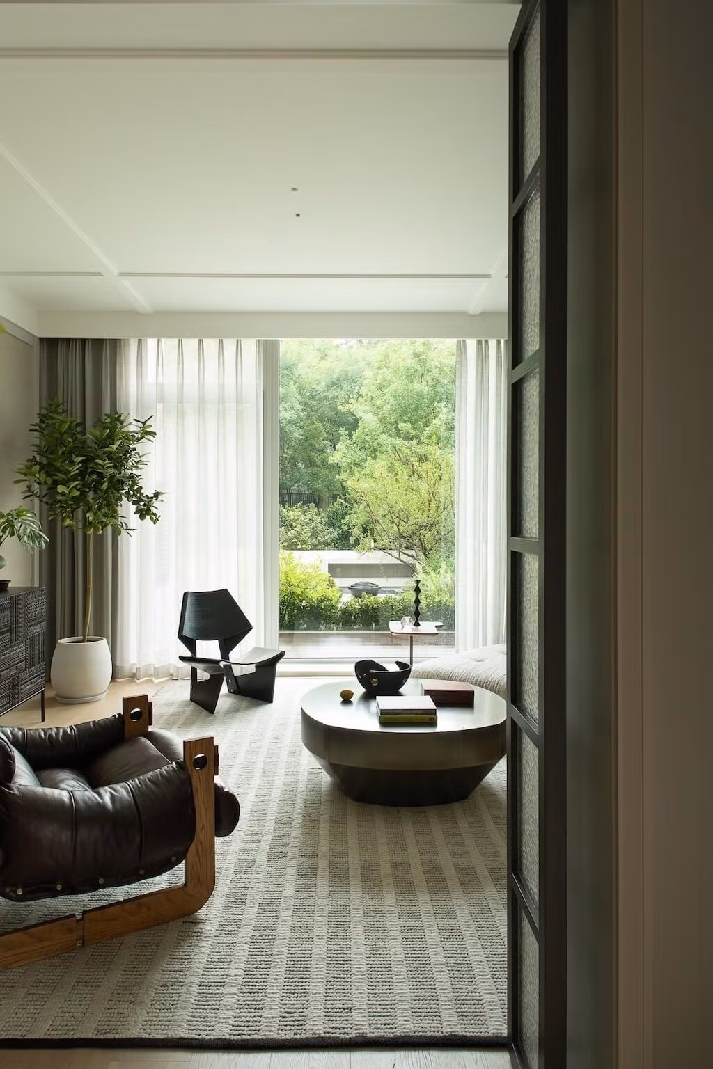 Bên trong ngôi nhà ngập ánh sáng nhờ giếng trời, cửa sổ mái và hệ kính lớn. Ảnh: Sohu