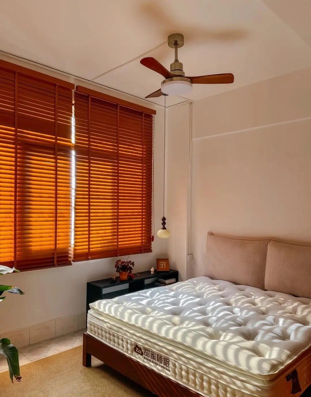 Trong phòng ngủ, giường có đầu bọc vải nhung, rèm gỗ, tủ đứng đơn giản. Ảnh: Toutiao