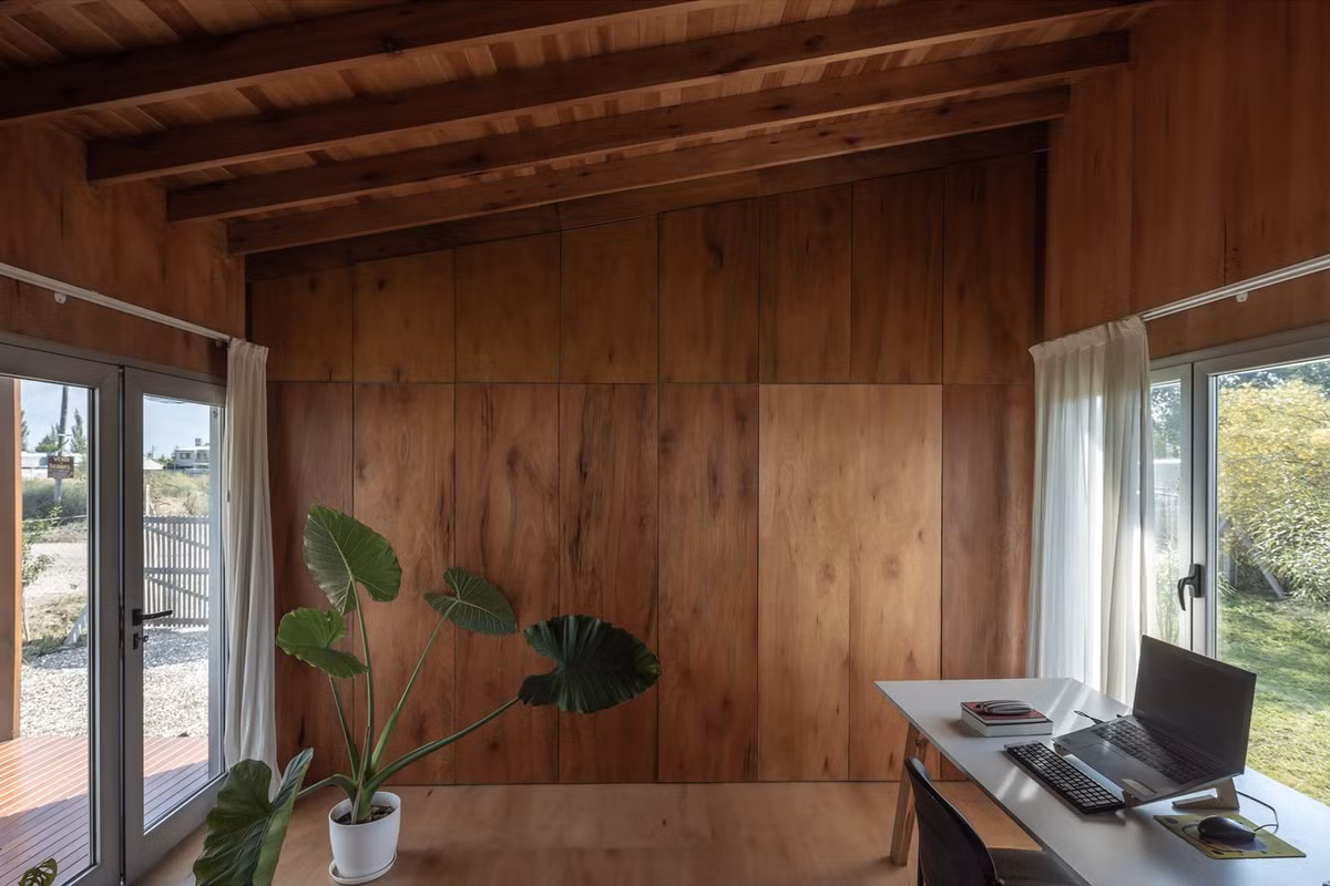 Góc làm việc sở hữu hai mặt thoáng nhờ tận dụng chất liệu kính, mở tầm nhìn ra xung quanh. Ảnh: Luis Barandiaran