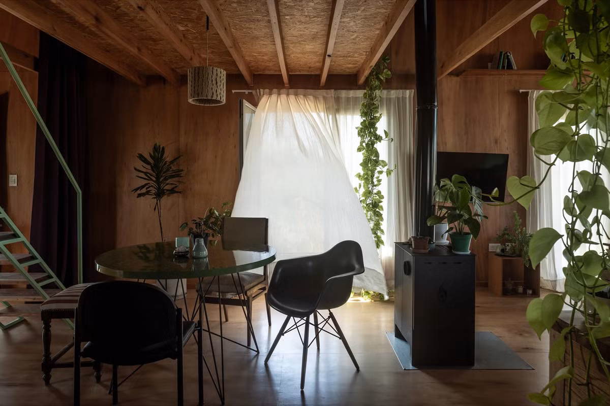 Ô cửa kính lớn kết nối không gian bên trong với khu vườn bên ngoài, vừa đón sáng vừa mở rộng tầm nhìn thiên nhiên ở nhiều góc độ. Ảnh: Luis Barandiaran