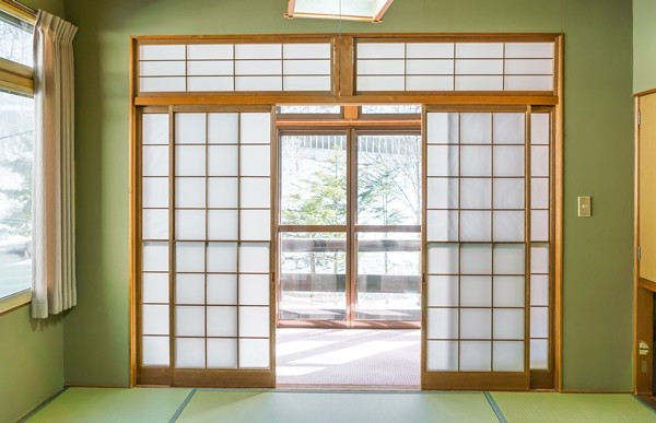 Khi cần không gian mở, chỉ việc kéo cửa sang một bên, căn nhà lập tức trở nên rộng rãi và liền mạch. Ảnh: Futon Tokyo