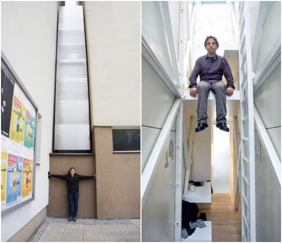 Đằng sau cánh cửa là các bậc thang kim loại cố định, sau đó dẫn đến một cửa sập vào ngôi nhà. Ảnh: Amusingplanet