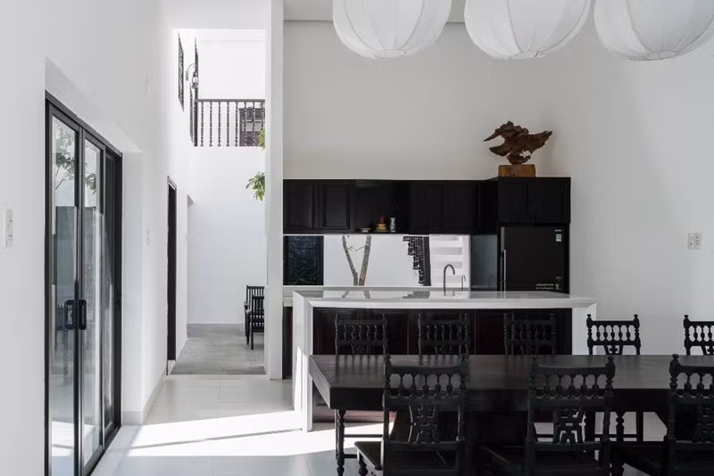 Cách gian bếp một vách tường gạch là khoảng giếng trời giúp ngôi nhà lấy sáng và lấy gió. Ảnh: 6717 studio