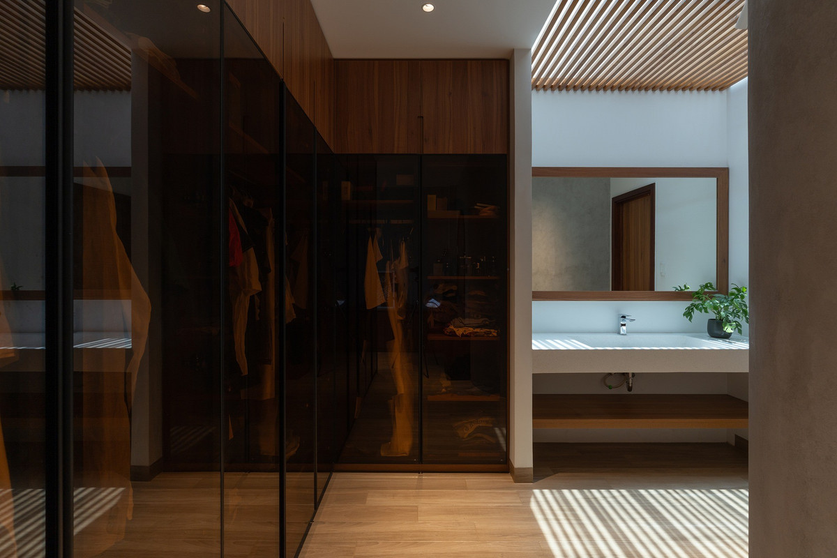 Cách tổ chức không gian khéo léo đảm bảo nhu cầu sống riêng tư nhưng vẫn gần gũi của gia đình bốn thế hệ. Ảnh: Quang Dam