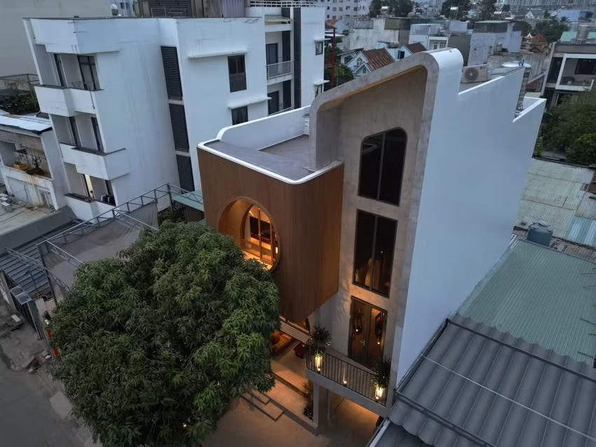 Có niềm đam mê đặc biệt với những chiếc Vespa cổ, gia chủ mong muốn tạo nên không gian cho vợ chồng, bố mẹ, bà và em gái cùng chung sống, đồng thời giữ lại tinh thần tự do, hoài niệm gắn liền với Vespa. Ảnh: Quang Dam