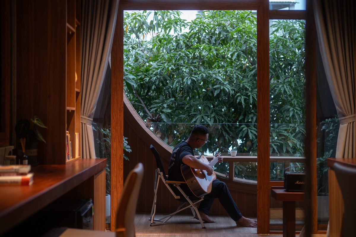 Ban công phòng ngủ được thiết kế như không gian thư giãn. Ảnh: Quang Dam