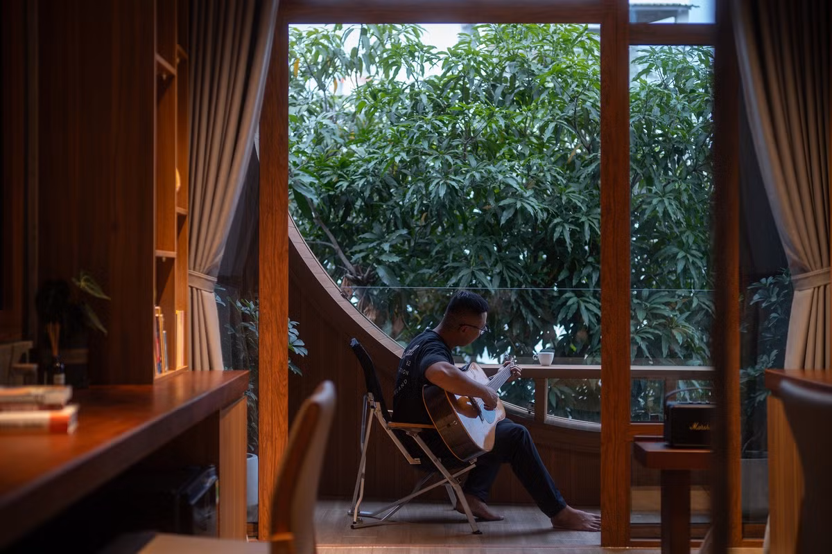 Ban công phòng ngủ được thiết kế như không gian thư giãn. Ảnh: Quang Dam