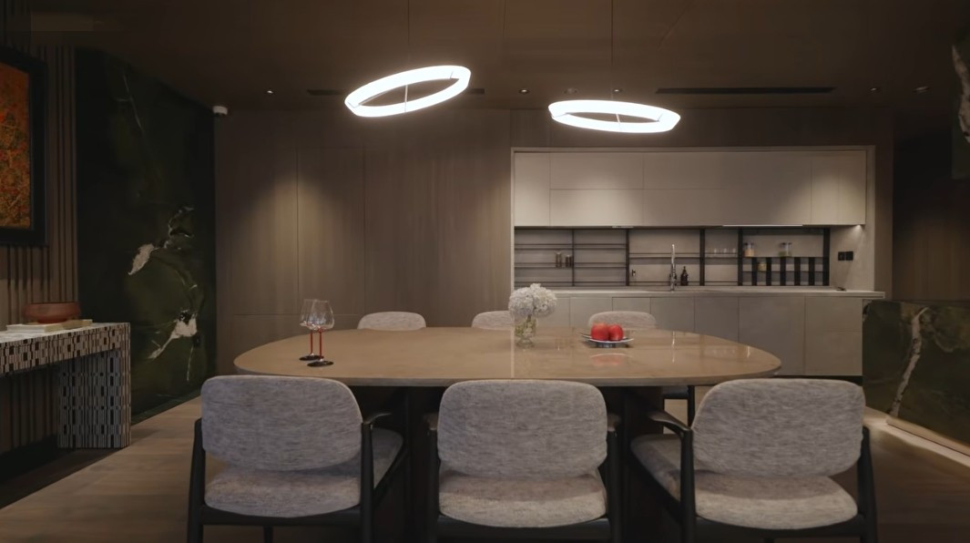 Toàn bộ thiết bị điện thông minh đều được thiết kế ẩn mình trong căn penthouse. Ảnh chụp màn hình