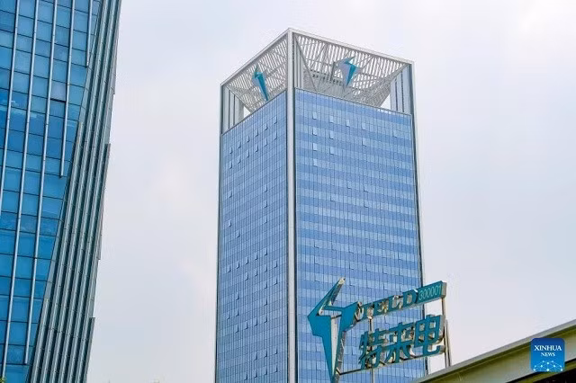 Khác với các tòa nhà truyền thống sử dụng tấm pin mặt trời trên mái, tòa tháp này tích hợp các tấm rèm kính quang điện trên các mặt đông, nam và tây. Ảnh: Tân Hoa Xã