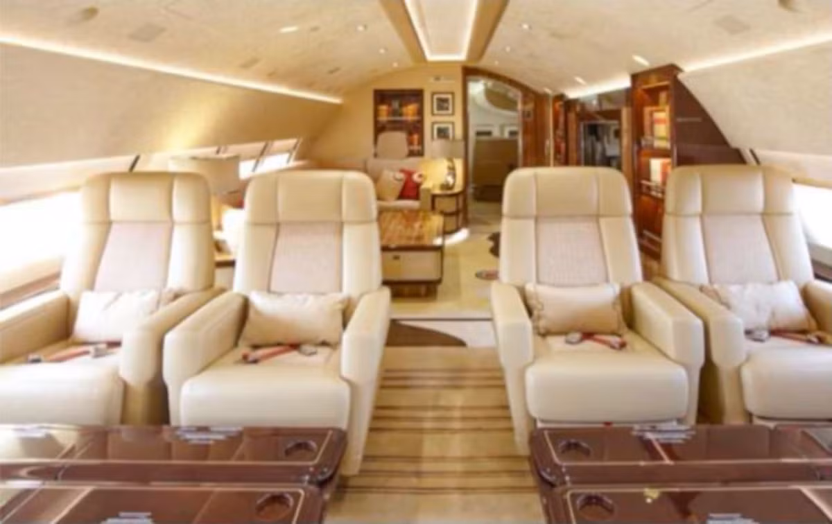 Theo Thedailybeast, chiếc máy bay trị giá 400 triệu USD này có ít nhất 3 phòng chờ, 2 phòng ngủ, 9 phòng tắm, 5 phòng bếp, một văn phòng riêng và đủ chỗ ngồi hạng thương gia để phục vụ hàng chục khách. Ảnh: AMAC