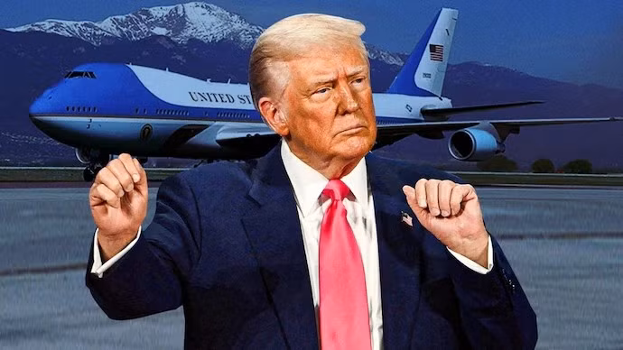 Việc Tổng thống Mỹ Donald Trump định nhận máy bay Boeing 747 do Qatar tặng để làm chuyên cơ đang gây dữ dội. Trong khi đó, Thủ tướng Qatar Al-Thani cho biết đề xuất tặng máy bay Boeing 747-8 là "giao dịch giữa chính phủ với chính phủ", không phải món quà cá nhân cho ông Trump. Ảnh: India Today