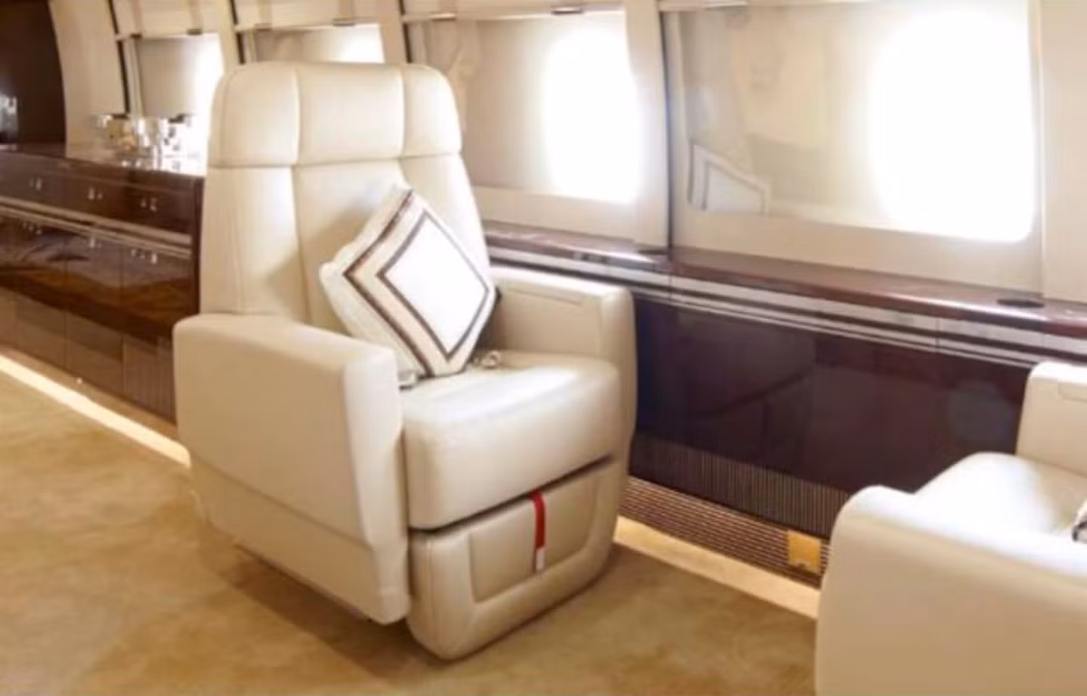 Ngoài các tiện nghi xa hoa, máy bay còn được trang trí bằng thảm thủ công của Tai Ping Carpets và tác phẩm nghệ thuật của Alexander Calder. Ảnh: AMAC