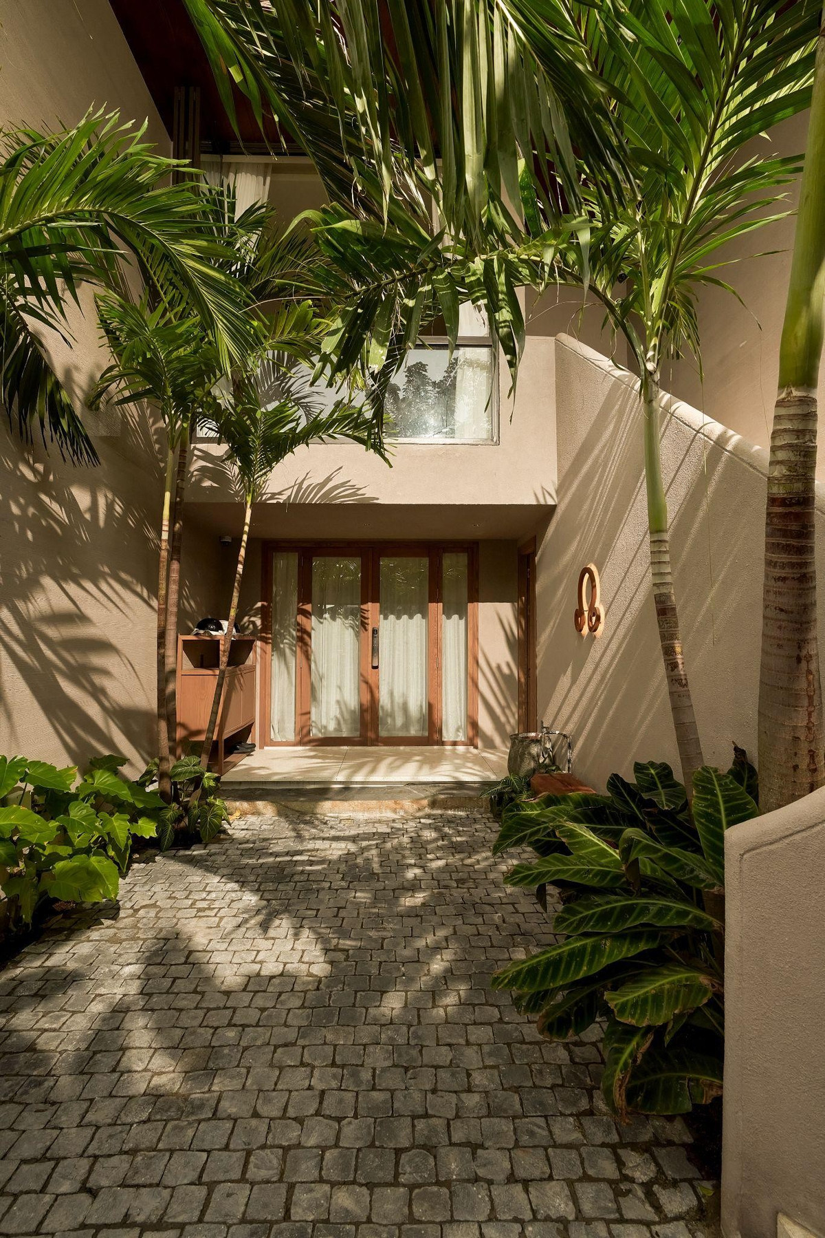 Tầng 1 bao gồm gác lửng, là khu vực cửa hàng kinh doanh với kho, phòng khách - bếp mini. Ảnh: Phú Đào