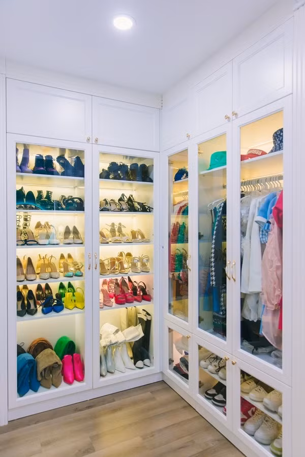 Trong nhà còn có nhiều tủ trưng bày quần áo, phụ kiện. Ảnh: House n home