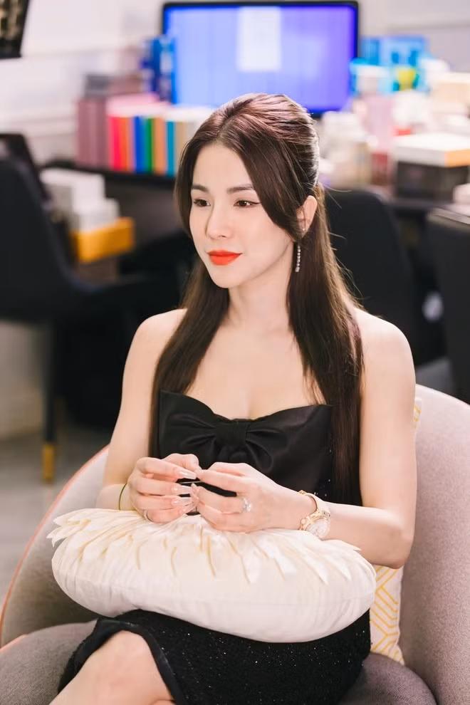 Trải qua biến cố hôn nhân, Diệp Lâm Anh đã có một cuộc sống mới hạnh phúc hơn, rạng rỡ hơn. Cô hiện sống trong căn biệt thự 600m2 tại TP HCM do mẹ ruột tặng. Ảnh: House n home