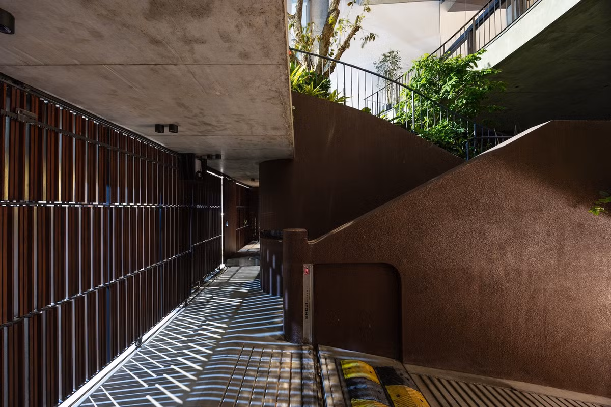 Ở trung tâm của ngôi nhà, lõi thẳng đứng đóng vai trò như một "lá phổi", hút ánh sáng và gió vào sâu bên trong, đồng thời kết nối tất cả các tầng về mặt thị giác và không gian. Ảnh: Triệu Chiến