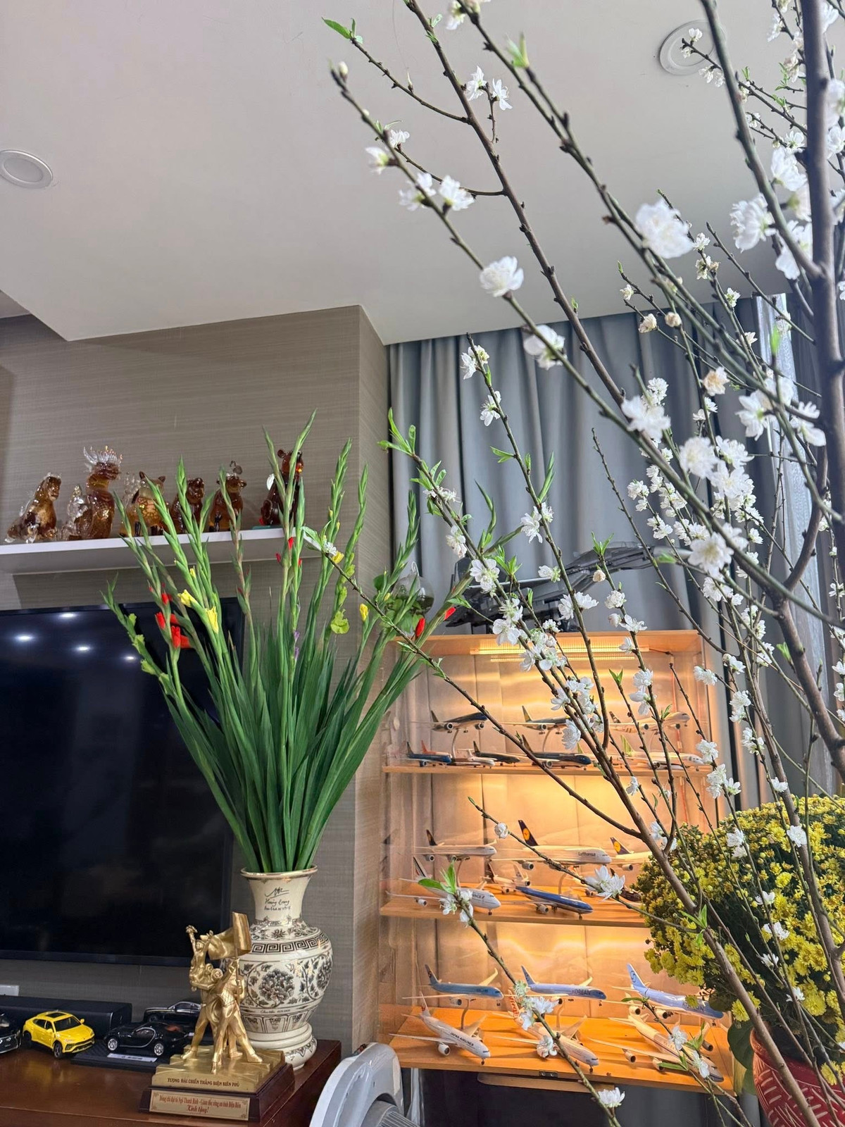 Góc nào trong nhà cũng ngập tràn sắc hoa. Ảnh: FB Trang Hoàng