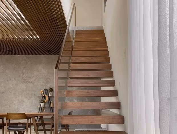 Cầu thang hở bậc cũng bằng chất liệu gỗ. Ảnh: FBNV