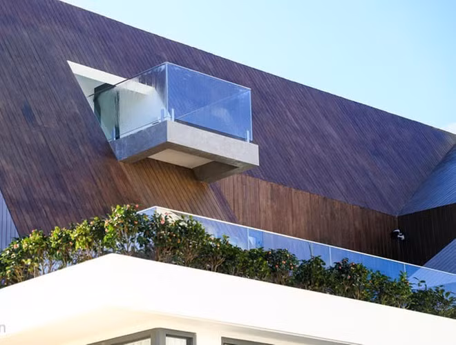 Nhà bố trí nhiều cửa sổ với các hình dạng khác nhau, tận dụng ánh sáng tự nhiên và view đẹp. Ảnh: FBNV