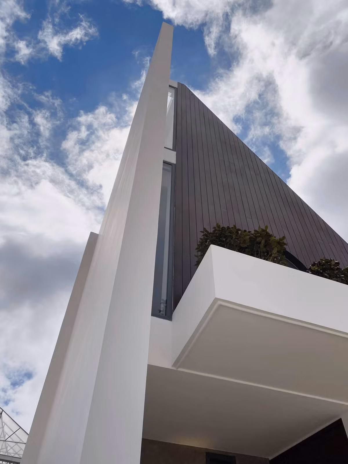 Ngoài căn biệt thự đá "triệu đô" tại TP HCM, Tóc Tiên và Hoàng Touliver còn sở hữu villa đẹp như tranh vẽ tại Đà Lạt. Ảnh: FBNV