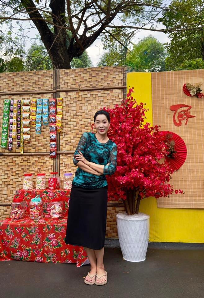 Tường rào đan tre tỉ mỉ thành phông nền hoàn hảo cho gian hàng bánh kẹo. Ảnh: FB Trịnh Kim Chi