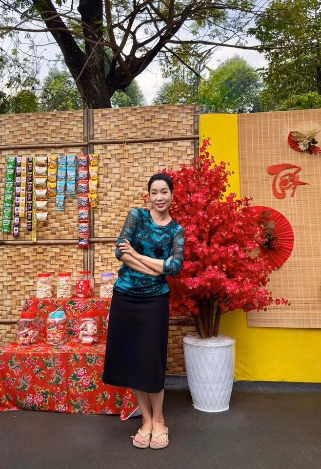 Tường rào đan tre tỉ mỉ thành phông nền hoàn hảo cho gian hàng bánh kẹo. Ảnh: FB Trịnh Kim Chi