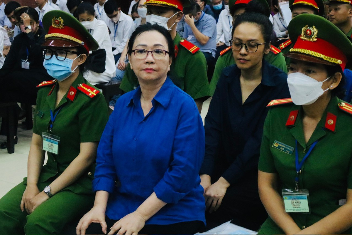 Bà và cháu gái Trương Huệ Vân trong một lần hầu tòa. Ảnh: Tân Châu