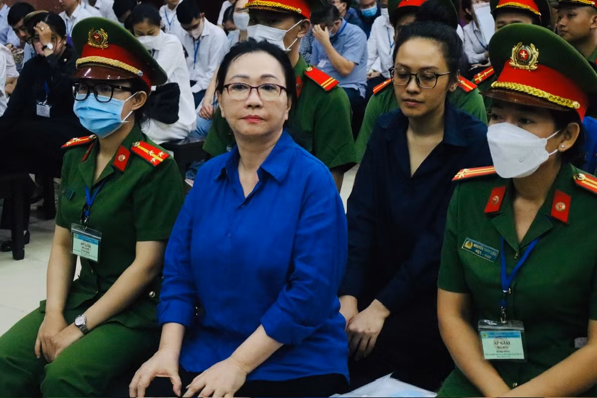 Bà và cháu gái Trương Huệ Vân trong một lần hầu tòa. Ảnh: Tân Châu