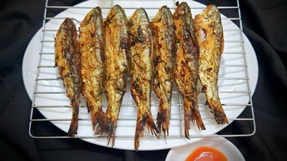 Đặc biệt, xương cá mòi mềm, có thể ăn nguyên con sau khi nấu chín hoặc đóng hộp. Ảnh: Facebook