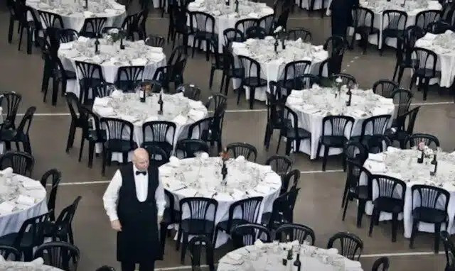 Sảnh tiệc trong biệt thự có sức chứa lên đến 200 khách. Ảnh: Famous Entertainment trên YouTube