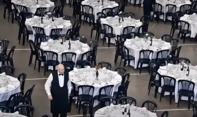 Sảnh tiệc trong biệt thự có sức chứa lên đến 200 khách. Ảnh: Famous Entertainment trên YouTube