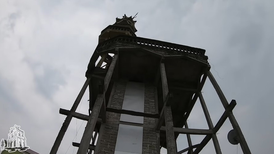 Vì vậy, những ai muốn khám phá bên trên phải chọn cách đu cột, hoặc bắc thang theo từng không gian để lên rất nguy hiểm. Ảnh: Challenge me hãy thách thức tôi