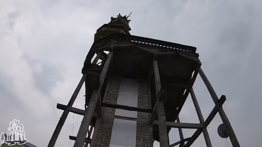 Vì vậy, những ai muốn khám phá bên trên phải chọn cách đu cột, hoặc bắc thang theo từng không gian để lên rất nguy hiểm. Ảnh: Challenge me hãy thách thức tôi