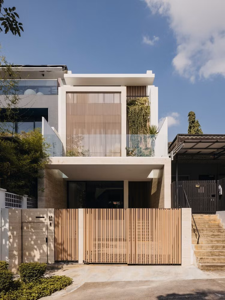 Phía dưới là hệ màn gỗ có thể hoạt động tùy chỉnh, đóng vai trò như một lớp vỏ bọc điều hòa vi khí hậu, đảm bảo sự riêng tư, thông gió và ánh sáng ban ngày. Ảnh: Studio Periphery