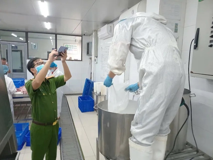 Quá trình khám xét tại các điểm liên quan, cơ quan chức năng thu giữ 65 tấn thịt trâu, thịt bò giả và toàn bộ máy móc phục vụ cho việc chế biến, sản xuất hàng giả. Ảnh: Plo