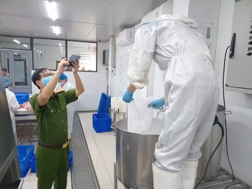 Quá trình khám xét tại các điểm liên quan, cơ quan chức năng thu giữ 65 tấn thịt trâu, thịt bò giả và toàn bộ máy móc phục vụ cho việc chế biến, sản xuất hàng giả. Ảnh: Plo