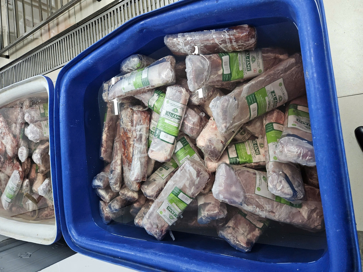 Nguyễn Thị Phương Thảo mua thịt trâu (loại kém chất lượng, nhập khẩu từ Ấn Độ) với giá 120.000 đồng/kg, sau đó bơm phụ phẩm tạo vân, đóng gói sản phẩm ghi trên bao bì, nhãn mác là thịt bò để bán ra thị trường với giá 400.000-600.000 đồng/kg. Ảnh: CATP