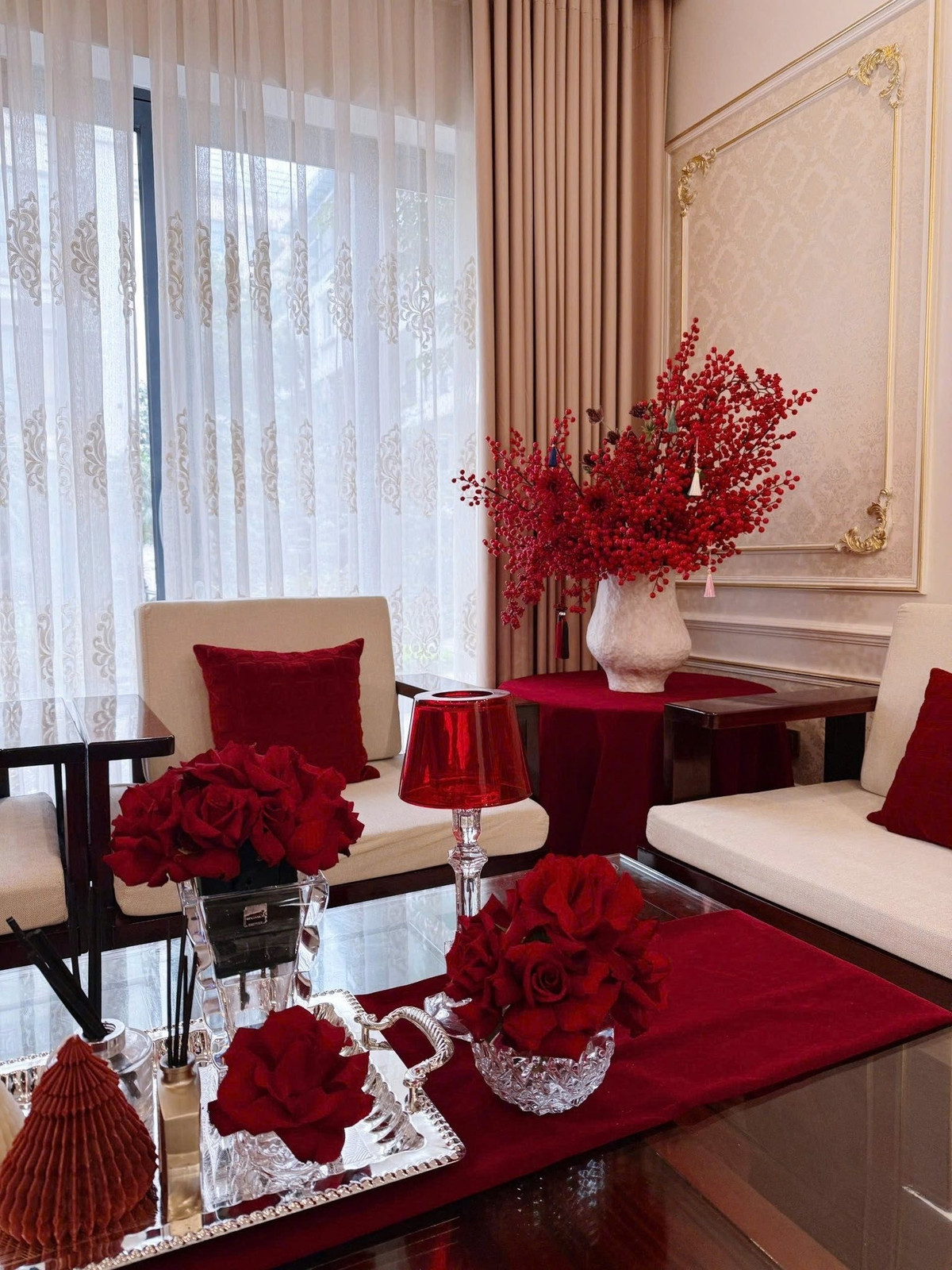 Hạnh Xuka khéo léo decor cây hoa cảnh màu đỏ để tạo điểm nhấn cho không gian. Ảnh: FBNV