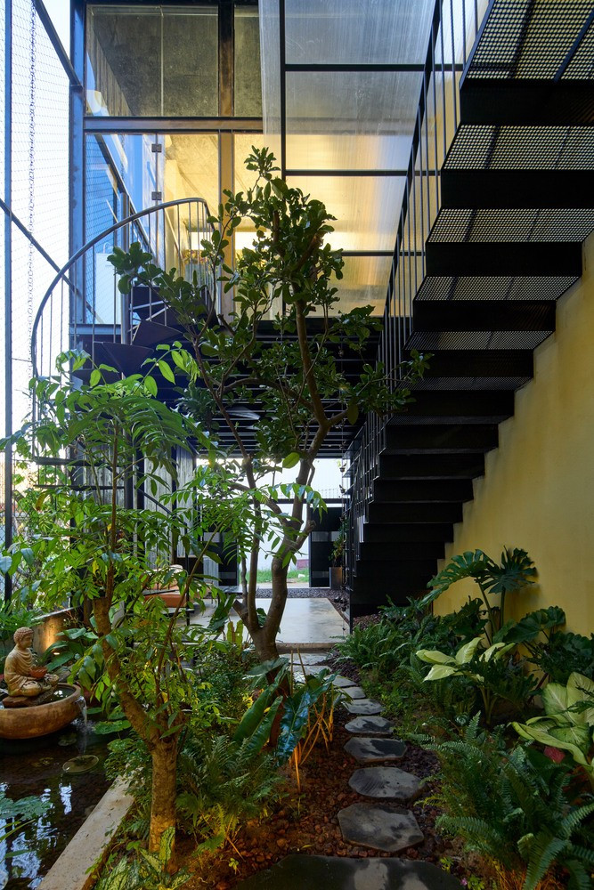 Mái dốc hướng vào trong, dẫn nước mưa từ hai bên qua các dây xích thép vào hệ thống thu gom để tưới tiêu và duy trì ao cá bên dưới. Ảnh: Khanh Nguyen