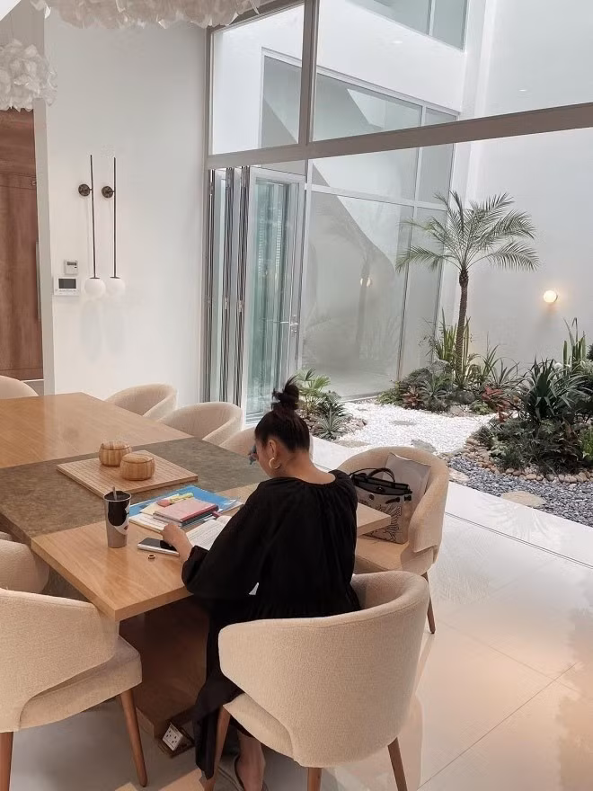 Trong nhà sử dụng nhiều hệ cửa kính giúp đón sáng tự nhiên tối đa. Ảnh: FBNV