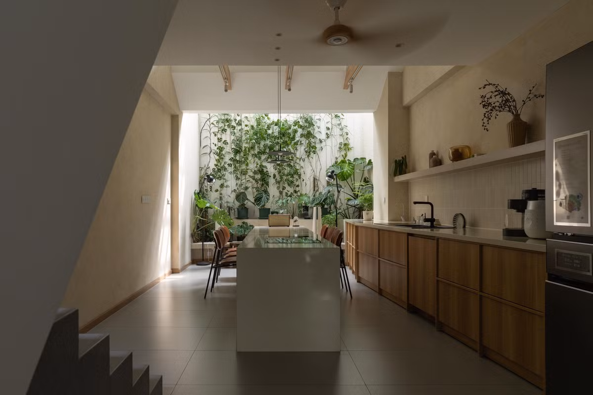 Căn bếp ấm cúng, tràn ngập ánh nắng, thay đổi theo từng thời điểm trong ngày. Ảnh: Quang Dam