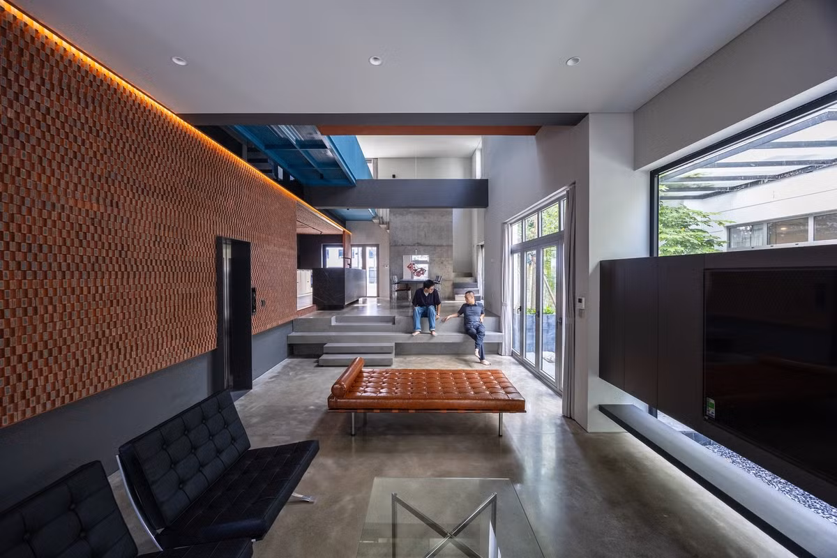 Mặc dù độ cao sàn đồng đều đảm bảo tính rõ ràng về mặt chức năng và dễ thi công, nhưng cũng góp phần tạo nên sự đơn điệu về không gian. Ảnh: Triệu Chiến