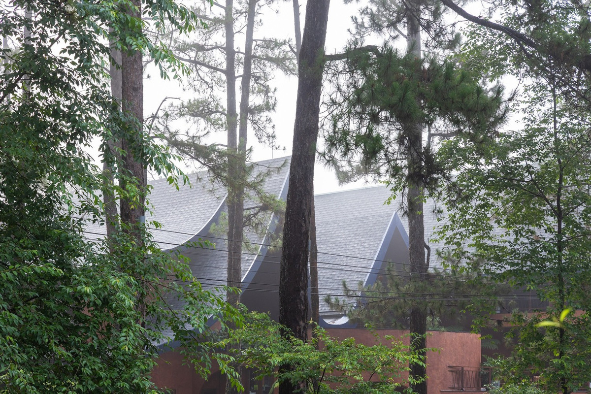 Thay vì mô phỏng hình dáng bản địa, mái nhà được chia thành ba đỉnh núi nối liền nhau ở độ cao so le, tạo nên bố cục nhịp nhàng, gợi nhớ đến những dãy núi nhấp nhô của vùng cao nguyên. Ảnh: Trieu Chien