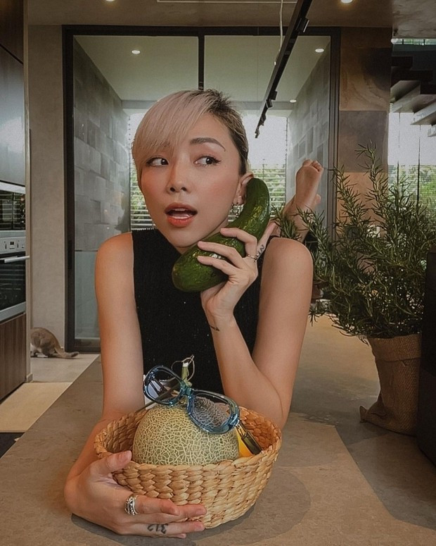 Nội thất trong nhà phần lớn được làm bằng gỗ và kính tối màu. Ảnh: FBNV