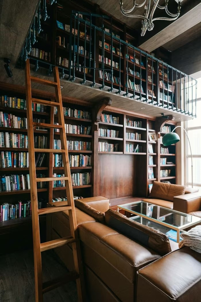 Tầng 3 là khu vực phòng trà, bên cạnh là thư viện 2 tầng. Tầng 4 cùng lầu áp chót là phòng làm việc của gia chủ. Ảnh: FBNV