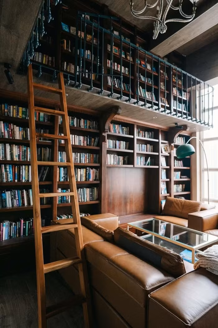 Tầng 3 là khu vực phòng trà, bên cạnh là thư viện 2 tầng. Tầng 4 cùng lầu áp chót là phòng làm việc của gia chủ. Ảnh: FBNV