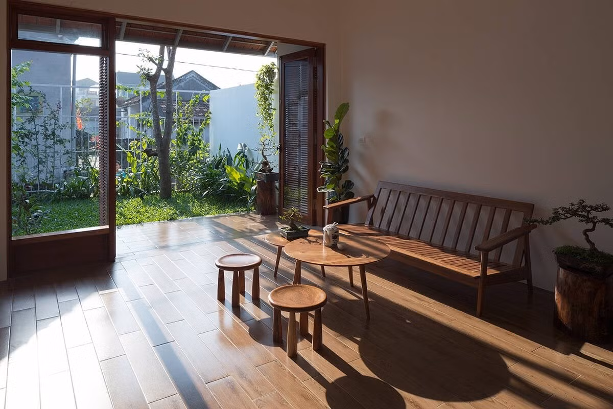 Nhà gồm một phòng khách, một phòng bếp kết hợp phòng ăn, hai phòng ngủ và các khu vực khác. Ảnh: Triệu Chiến